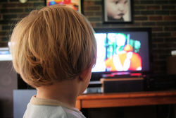 Дете гледа телевизия