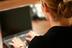 Жена работи на компютър