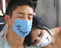 Младежи носещи маска срещу свински грип