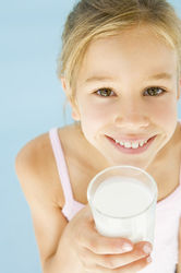 Дете пие мляко