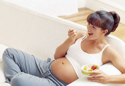 pregnantwomaneatingfruit