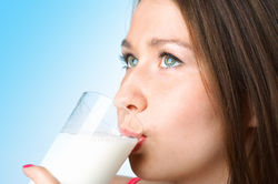 girldrinkingmilk2